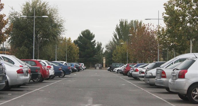 APARCAMIENTO CON COCHES