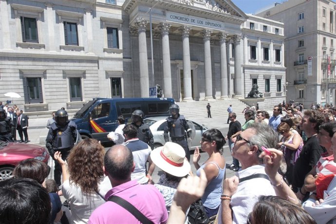 Unas 200 Personas Se Concentran Frente Al Congreso Contra Los Nuevos Recortes