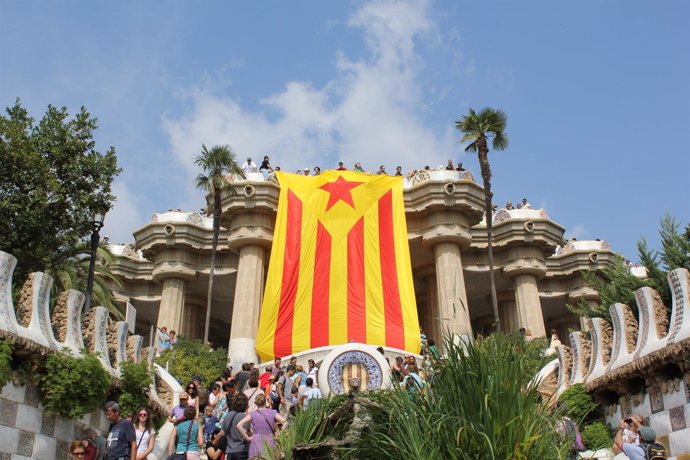 'Estelada' Gigante Desplegada Por La Jerc En El Parc Güell