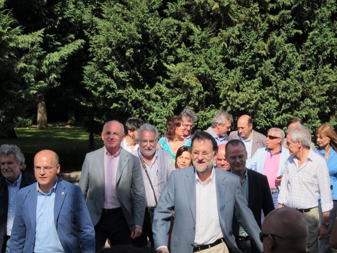 Mariano Rajoy Participa En Un Acto De Precampaña En Ourense Acompañado Por Manue