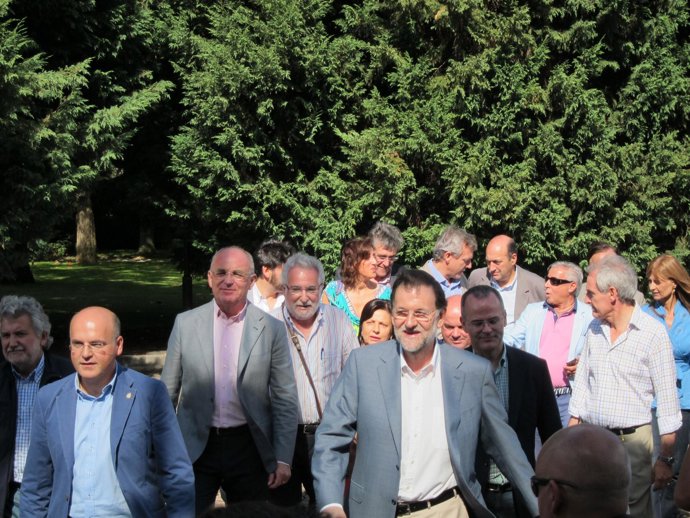 Mariano Rajoy Participa En Un Acto De Precampaña En Ourense Acompañado Por Manue