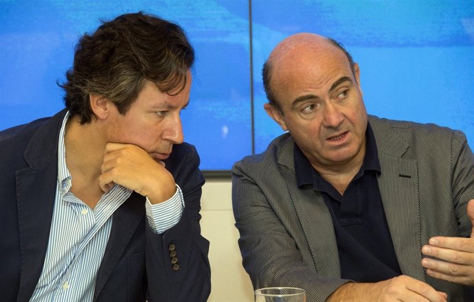 Carlos Floriano, Luis de Guindos y Esteban González Pons en la sede del PP