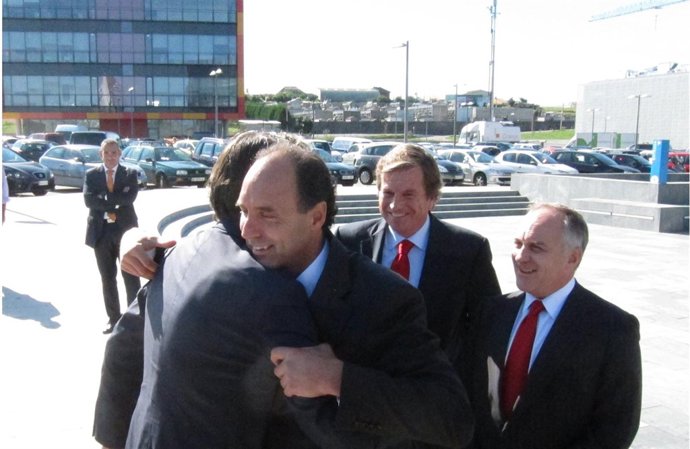 Abrazo entre Ignacio Diego e Íñigo de la Serna