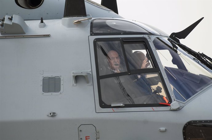 Rey Juan Carlos pilota helicoptero