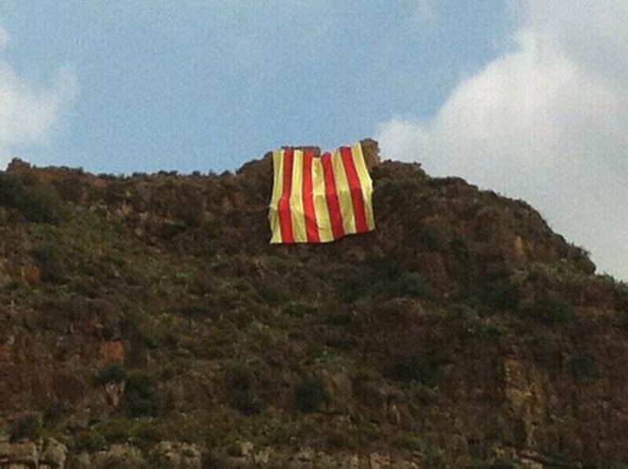 Bandera Catalana Anclada En Almenara