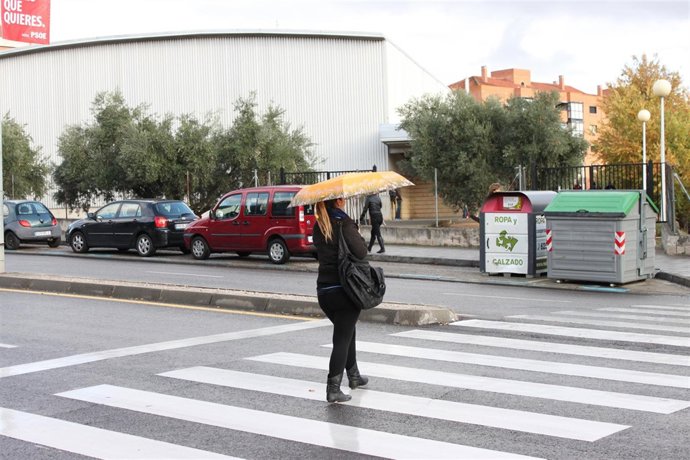 LLUVIA , GENTE CON PARAGUAS