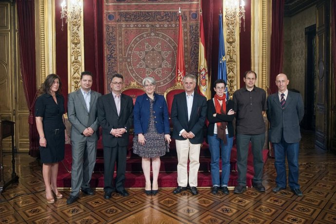 La vicepresidenta Goicoechea (centro), con la delegación griega.