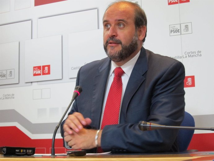 El portavoz del PSOE en rueda de prensa