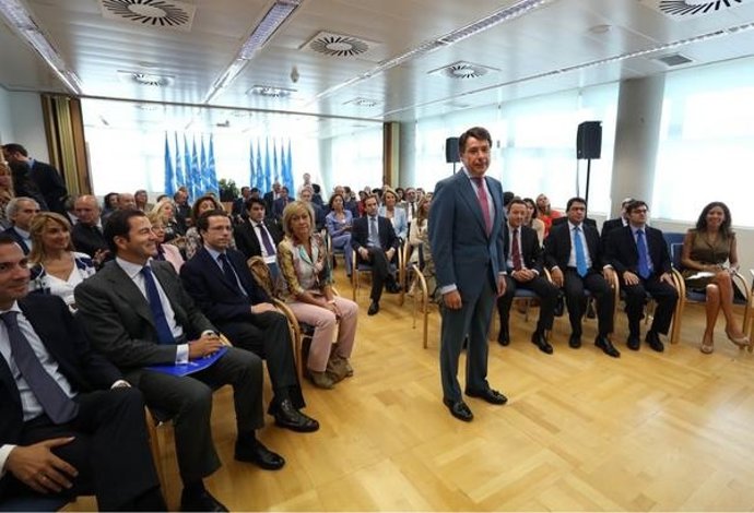 Reunión De González Con El Grupo Parlamentario Del PP 