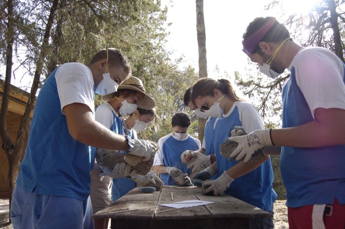 Jóvenes participantes en el campo de trabajo de Medina Azahara