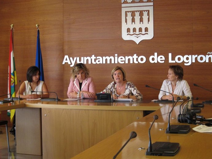 Corres, Urrea, Martínez y García en la presentación del curso