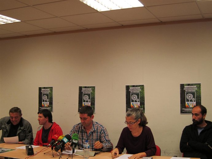 Miembros de la plataforma en defensa de un servicio público contra incendios