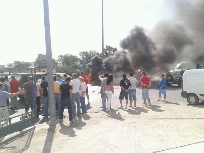 Los trabajadores de Mercasevilla queman neumáticos en los accesos a la lonja.