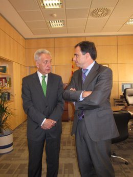 Modesto Lobón y Xavier de Pedro reunidos en despacho del consejero en Zaragoza