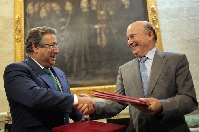 Juan Ignacio Zoido con el presidente de la Fundación Cruzcampo, Julio Cuesta
