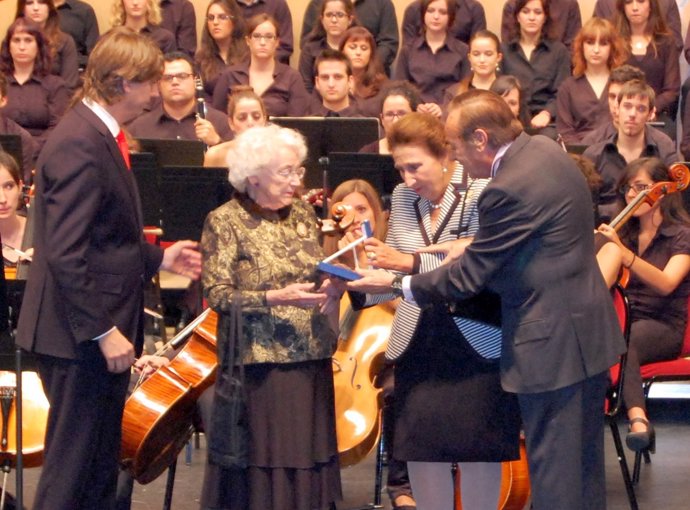 La viuda de Odón Alonso recibe la Medalla de Oro de Otoño Musical Soriano