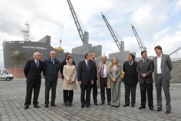 La ministra de Fomento visita el Puerto Exterior de A Coruña