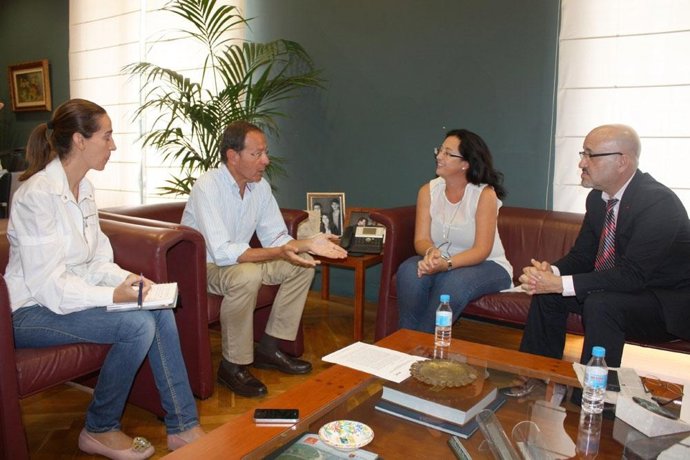 Reunión del alcalde con representantes de UCE y Thader