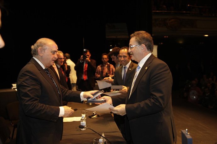 El ministro Jorge Fernández Díaz entrega la distinción a Juan Arboniés