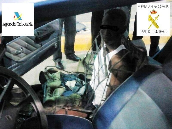 Imagen de la persona camuflada como asiento.
