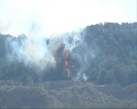 Bomberos refrescan la zona de los incendios de Villmarxant y Ribarroja