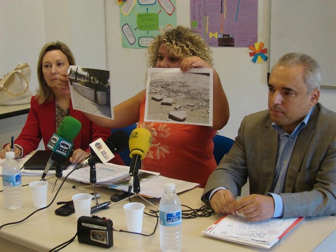 Cristina Moreno, en el centro, junto a Rafael Simancas y Amparo Valcarce