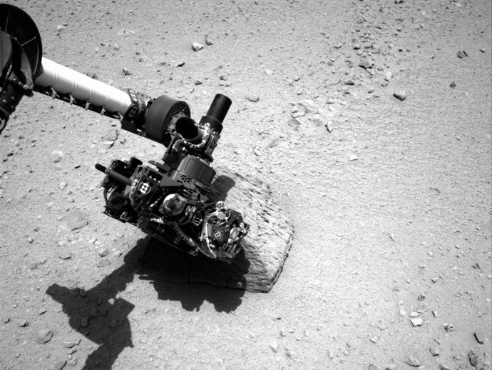 Curiosity tocando una piedra marciana por primera vez