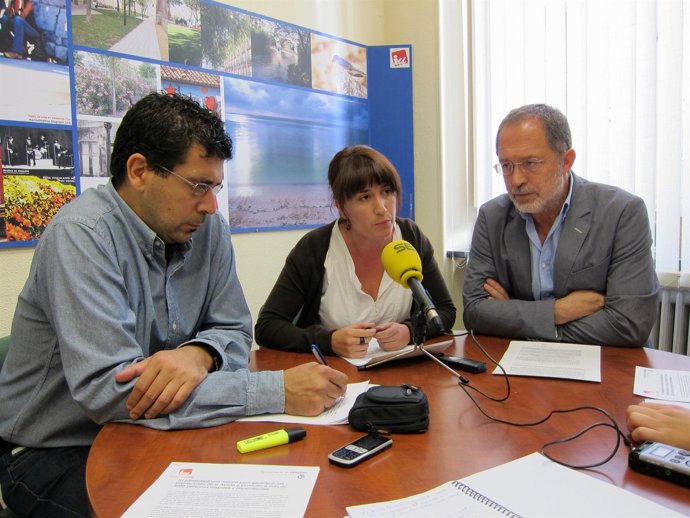 Bustos, Sánchez y Saravia, hoy en rueda de prensa.