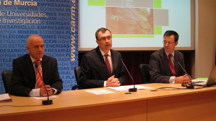 Ballesta junto a Eduardo Osuna y el director Fundación Seneca