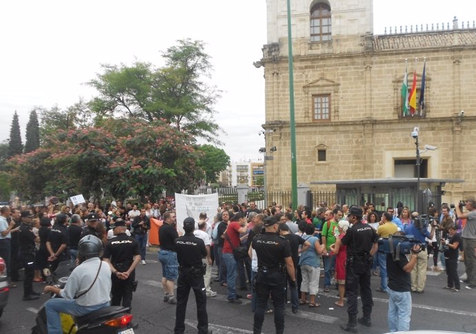 Empleados públicos de Sevilla hacen una cacerolada ante el Parlamento andaluz