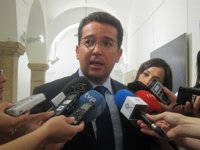 Manzano hace un llamamiento "al sentido común" ante la convocatoria de "rodear" el Parlamento de Extremadura