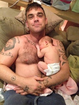 Robbie Williams con su recién nacida Teddy