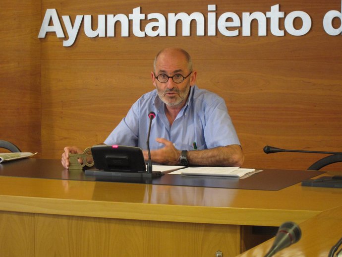 Ruiz Tutor sostiene en la mano el reconocimiento como sexta ciudad sostenible