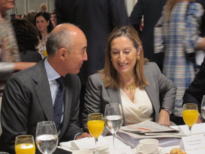 La Ministra De Fomento, Ana Pastor, Con El Presidente De Ferrovial