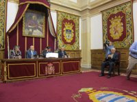 Fernández recuerda a la Universidad que la situación exige "enorme esfuerzo de entendimiento y austeridad inteligente"