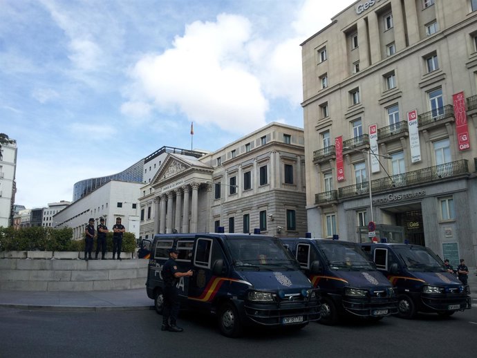 Despliegue Policial Ante La Fachada Del Congreso