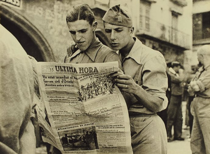 'Soldats Llegint La Premsa A Alcanyís' De A.Centelles