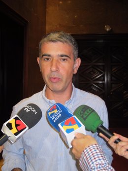 El portavoz de CHA, Juan Martín atiende a los medios de comunicación