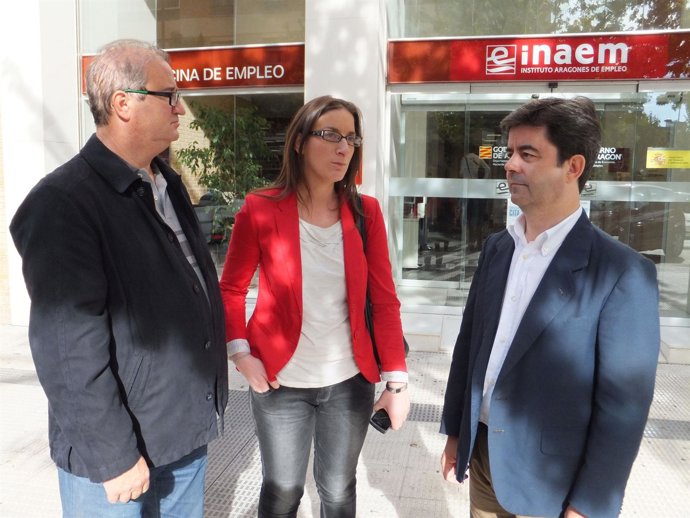 Concejales del PSOE ante una oficina del INAEM en Huesca