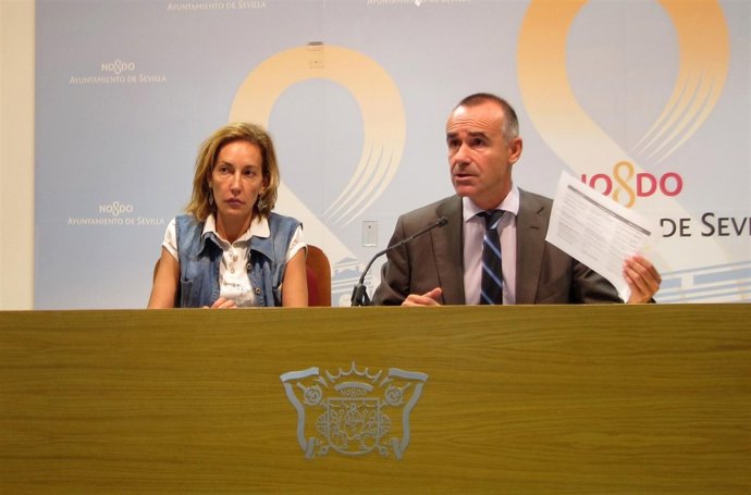 Los concejales socialistas Susana López y Antonio Muñoz