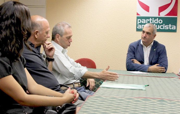 Ruiz con extrabajadores de Mercasevilla