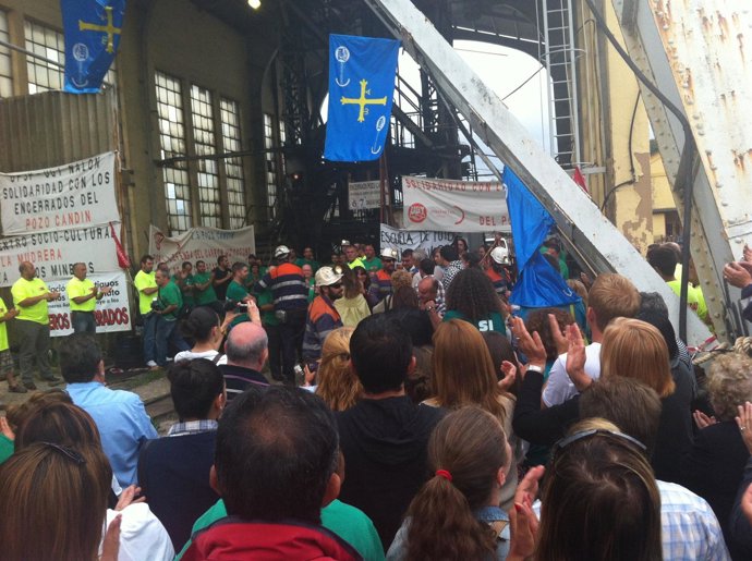 Los Mineros Dejan El Encierro Entre Aplausos