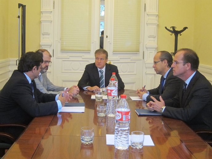 Arasti se reúne con representantes del sector de la automoción