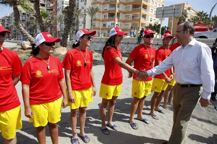 El Alcalde Saluda A Los Socorristas Que Han Prestado Servicio En Almería