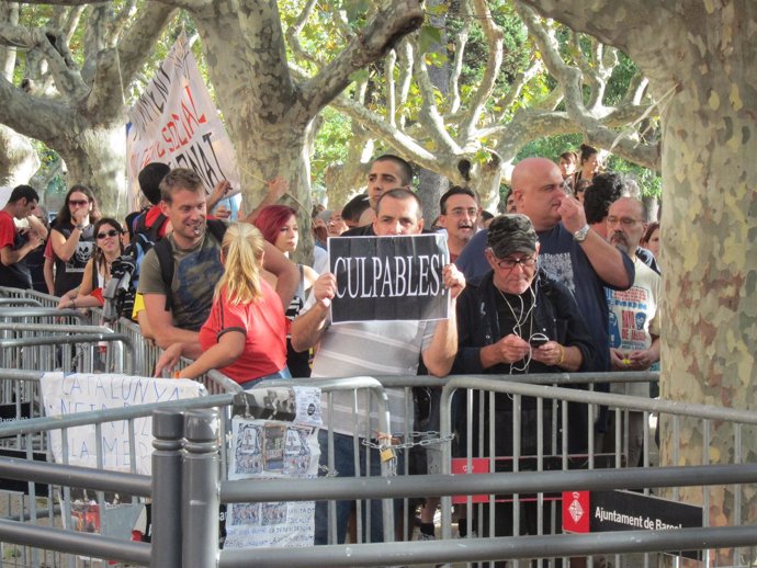 Indignados Protestan En El Parlament