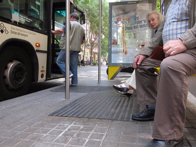 Un Camino De Caucho En Una Parada De Autobús De Barcelona