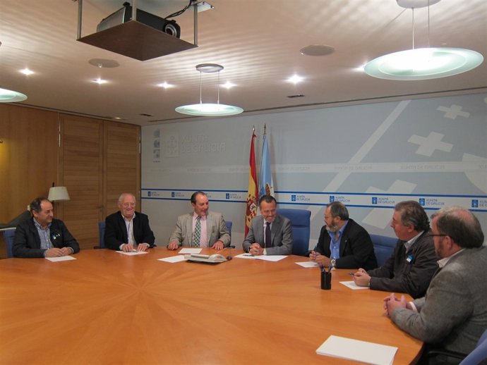 El Conselleiro De Medio Ambiente Con Representantes De Neria Y Fecom