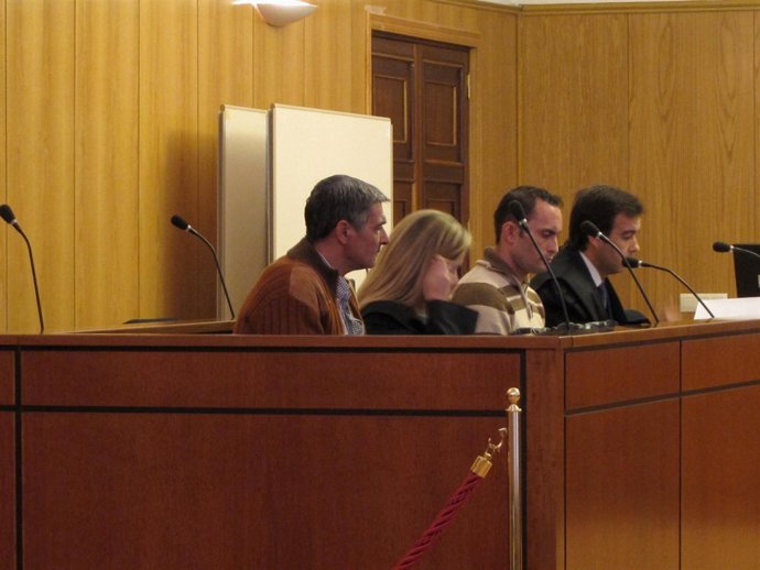 Los dos acusados, entre sus abogados defensores, en la Audiencia de Valladolid.
