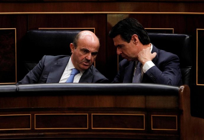 José Manuel Soria, y Luis de Guindos, en el Congreso