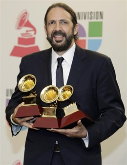 Juan Luis Guerra posa con sus Grammy